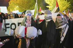 جامعه دانشگاهیان علوم پزشکی شیراز در حمایت از مردم غزه فریاد زدند؛ فلسطین تنها نیست